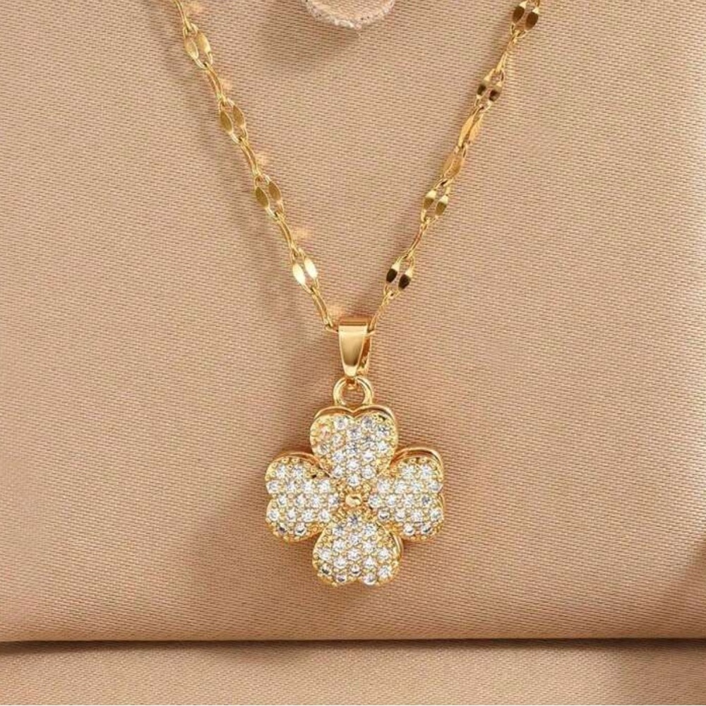 Elegant Gold Flower Pendant Necklace - Picture 6 of 6